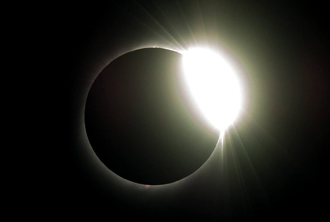 Así se vio el gran eclipse sudamericano. Es el único eclipse solar total del año. Comenzó su camino en el Pacífico sur, cerca de la isla Pitcaerin, y terminó en tierra habiendo tocado solo dos países: Chile y Argentina