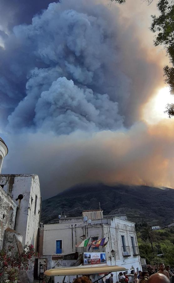 Una serie de violentas explosiones se registraron en la tarde de este miércoles en el cráter del volcán de Estrómboli. 