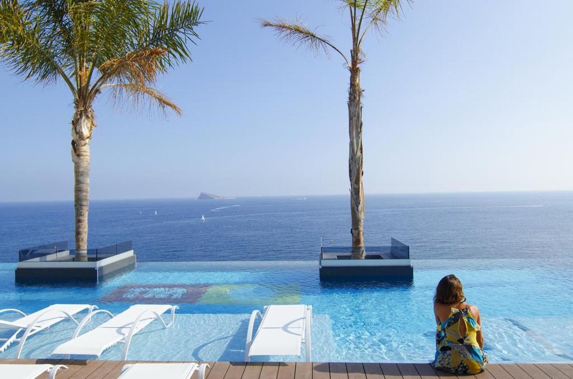 Ocean Drive Mar Holidays, Benidorm, España. En primera línea de playa de Poniente, en Benidorm, se encuentra un bloque de pisos de lujo, cuyo atractivo más grande es su espectacular piscina a ras del cielo de la ciudad alicantina. Solo pueden acceder (mediante llave) los huéspedes del hotel, y para quienes estén disfrutando en la arena de la playa más extensa de Benidorm, deben saber que verán sin dificultad cómo se bañan los inquilinos de los apartamentos, generando alguna que otra envidia… El fin de semana puede alcanzar los 1.500 euros.