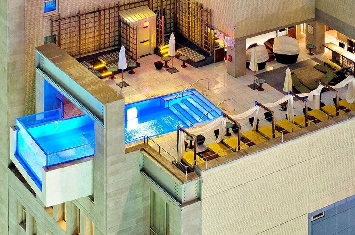 The Joule Hotel, Dallas. La ciudad estadounidense está repleta de altos edificios donde apenas se puede disfrutar de un poco de relax. Sin embargo, TheJoule Hotel, en Dallas, ofrece la posibilidad de desconectar y olvidarte por un momento de que estás en una de las ciudades más concurridas… ¿Cómo? Creando una piscina a ras del cielo, con una parte que se abre a la calle, ofreciendo vistas inmejorables. ¡No apto para personas con vértigo a las alturas!