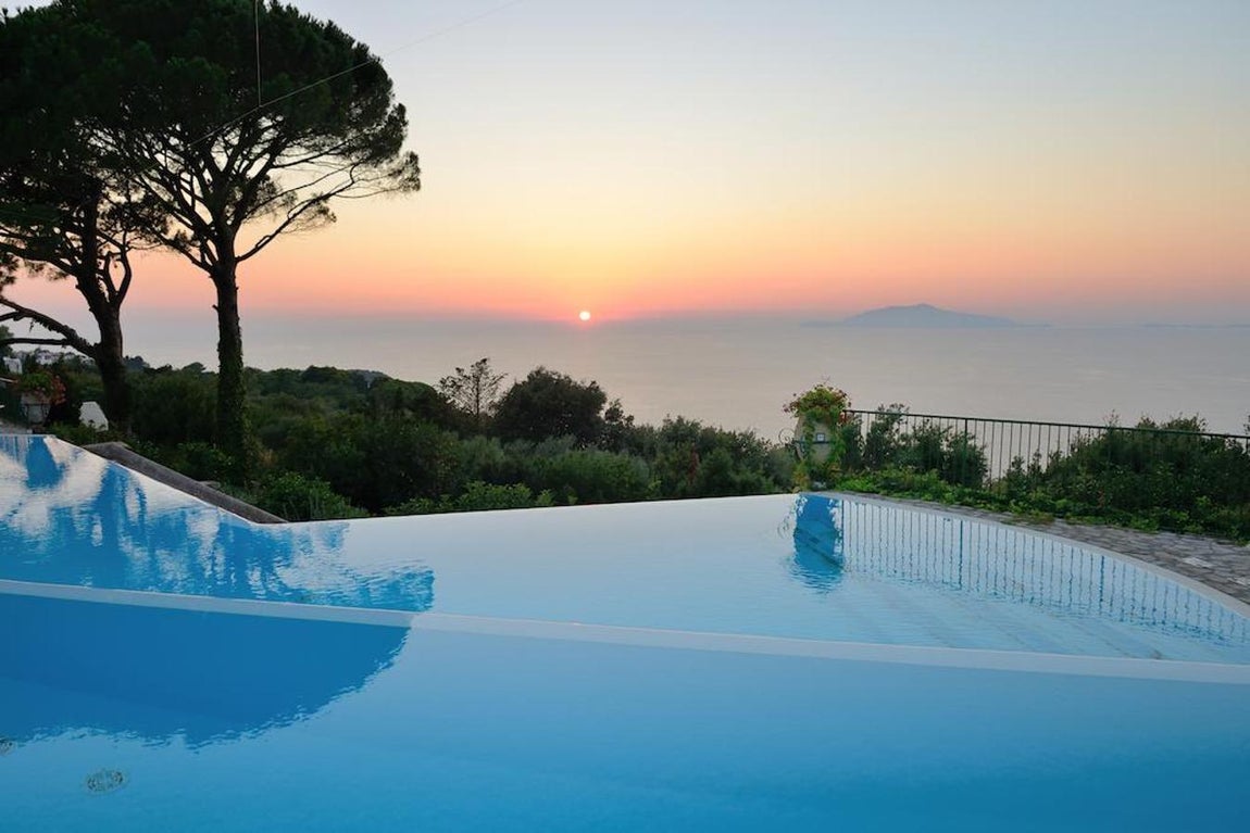 Caesar Augustus, Capri, Italia. ¿Preparado para disfrutar de un hotel único en el mundo? El Caesar Augustus, de cinco estrellas, viene a ser el capricho que hay que darse en la vida, y se encuentra en Capri. Se encuentra anclado en lo alto de una roca, y la piscina azul celeste da a la parte de la playa, quedando atrás el lujoso edificio donde están