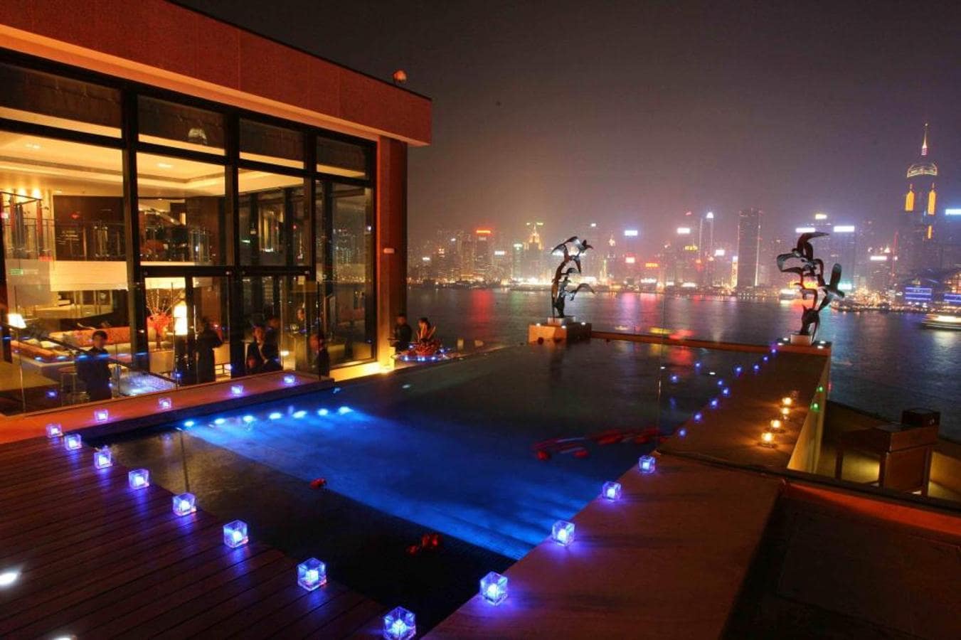 Hotel Intercontinental, Hong Kong. Este hotel, que alberga 500 habitaciones de lujo, tiene muchas de las piscinas más espectaculares de Asia. Algunas de ellas son interiores, pero hay una o dos que te acercan al Sky line de Hong Kong.