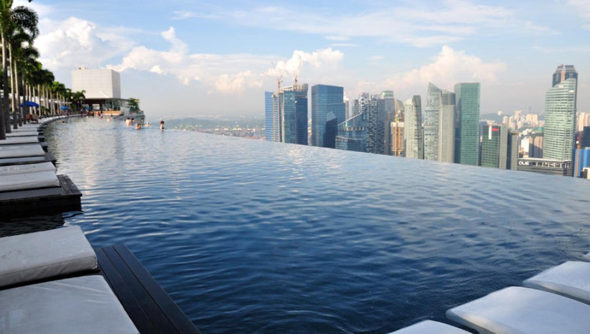 Hotel Marina Bay Sands, Singapur. ¿Es este el hotel donde más viajeros se alojan? No es una opción barata, pero para desconectar es una de las mejores decisiones que podrías tomar si Singapur está en tu lista de próximos viajes. Con sus merecidas cinco estrellas, este alojamiento ofrece, entre otros lujos, una piscina ‘infinity’, reservada solo para huéspedes, en lo alto de su bloque que mide 150 metros de largo. ¡Una barbaridad! Con más de 2.500 habitaciones, no es de extrañar que hasta aquí se desplacen cientos de instagramers para lograr la foto perfecta que almacenará miles de ‘likes’ en el ‘feed’ de Instagram.