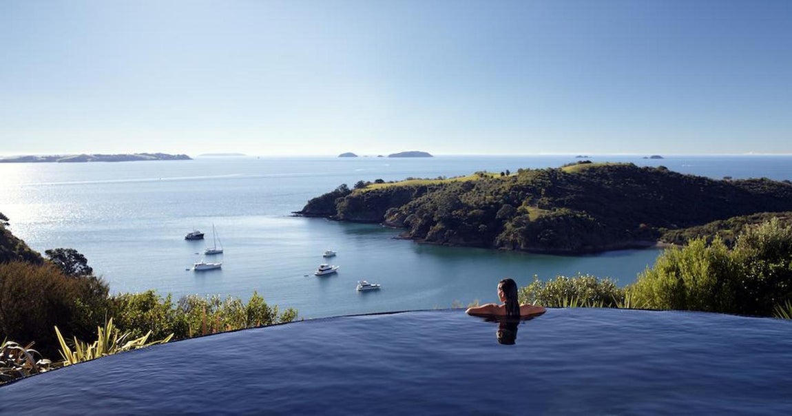 Delamore Lodge, Waiheke Island, Nueva Zelanda. Si existe un perfecto lugar a la otra punta del mapa, ese es sin duda Nueva Zelanda, y más concretamente en Waiheke Island. Ahí se encuentra una de las residencias más espectaculares de la zona, con una piscina levantada en mitad de la naturaleza que da a la playa, donde algunos barcos recorren la zona y disfrutan del cálido mar.