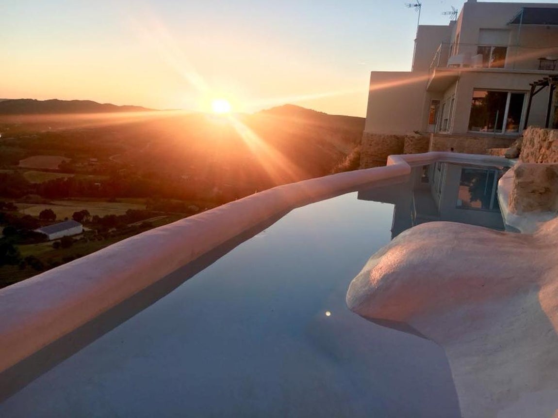 Casa rural Planeta Chicote, Cuenca, España. La ciudad española con las famosas casas colgantes tiene una casa rural donde podrás disfrutar no solo del descanso que necesitas, también de uno de los baños más especiales de tu vida. Su piscina en lo alto con circuito desbordante suspendida sobre una roca natural.