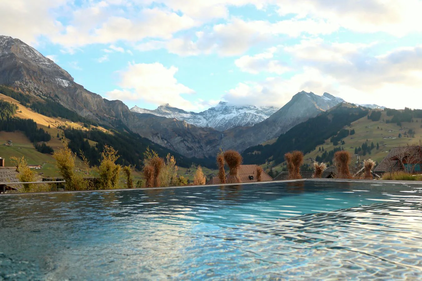 The Cambrian Hotel Adelboden Spa, Suiza. En plena naturaleza y con las montañas como únicas acompañantes, este hotel se encuentra en una ciudad de esquí de renombre, Adelboden. Mucha gente decide visitar el hotel y ya aprovechar para visitar la ciudad, y no al revés. La piscina rodeada de verde (o de nieve, según la temporada del año en la que se visite) tiene mucho que ver con que sea uno de los resorts más demandados de la zona.