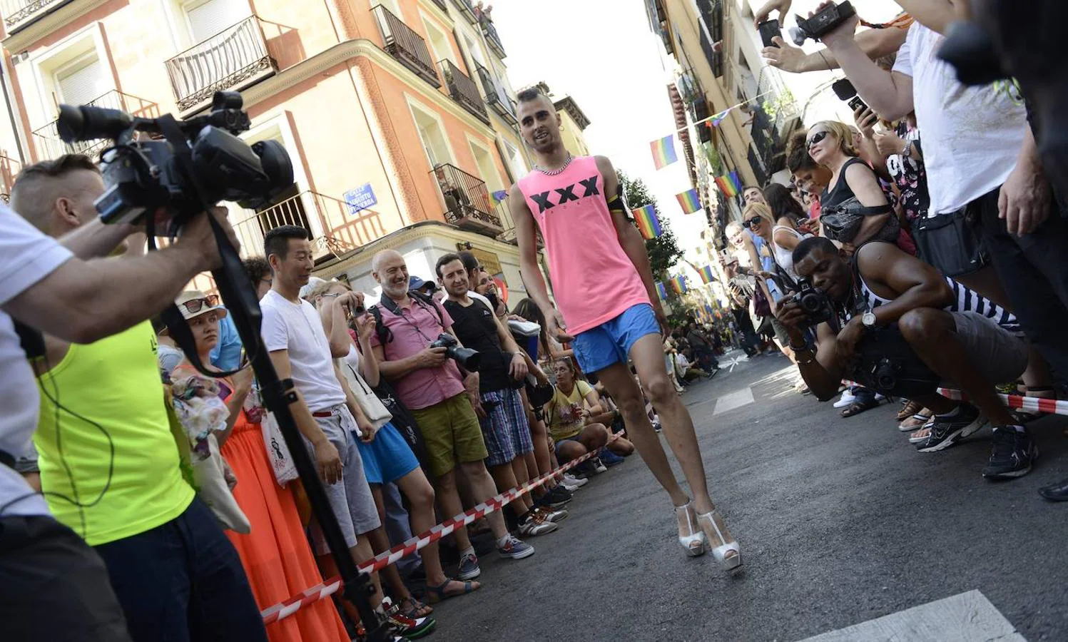 La carrera de tacones en el Orgullo Gay de Madrid, en imágenes