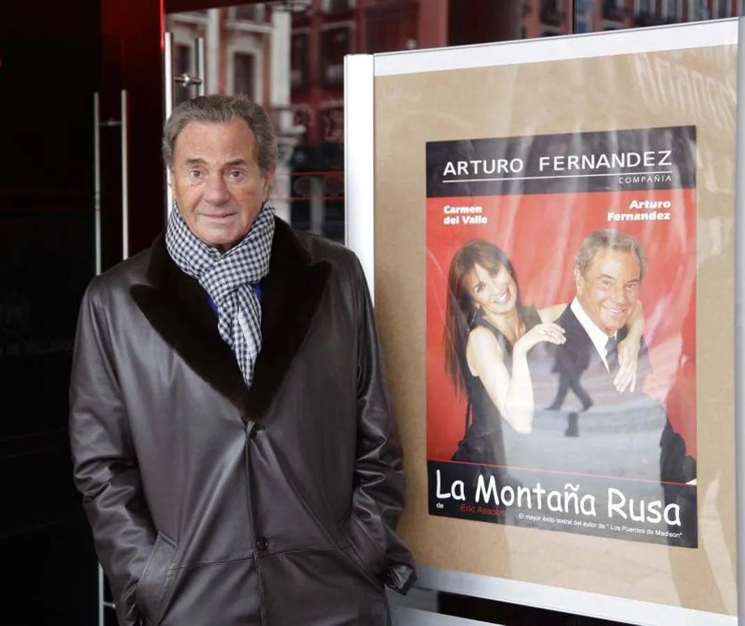 El actor asturiano posa junto al cartel de «La Montaña Rusa». 