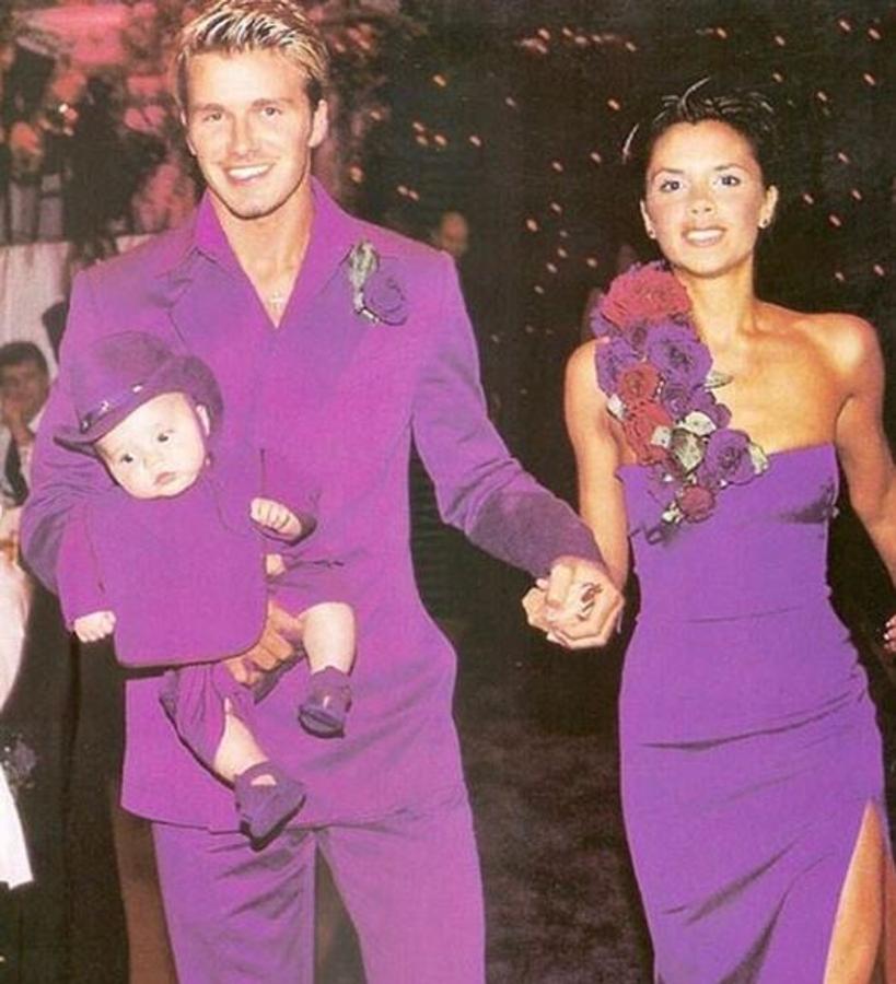 El día de su boda. David y Victoria Beckam contrajeron matrimonio el 4 de julio de 1999 en el castillo medieval de Luttrellstown. Su hijo Brooklyn (20), de tan solo cuatro meses, fue el portador de las arras. Al convite asistieron al menos 250 invitados, a quienes los novios recibieron vestidos de morado con un llamativo traje a conjunto.