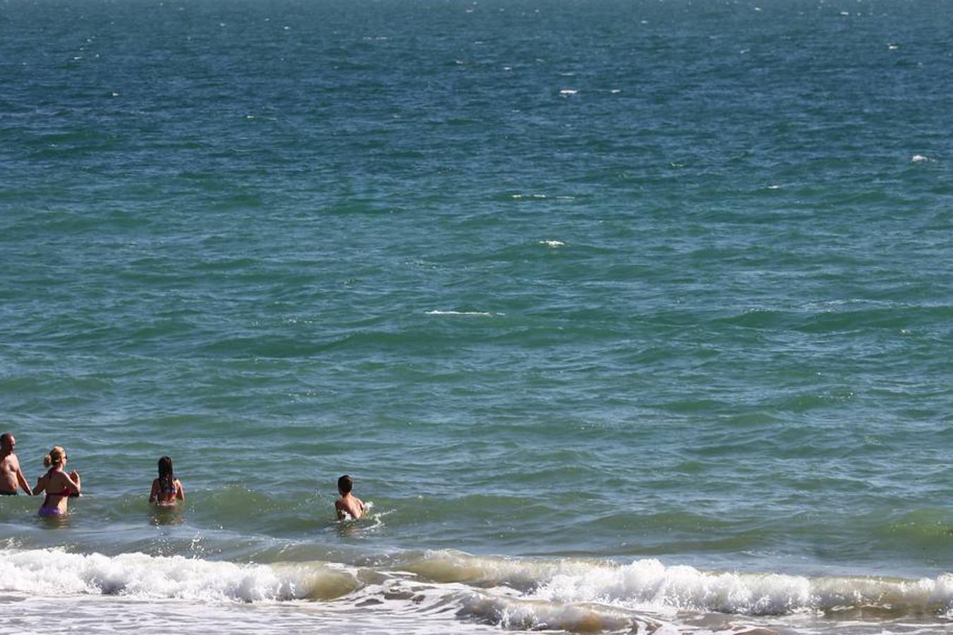 FOTOS: Se levanta la prohibición para baño en la playa de Fuentebravía