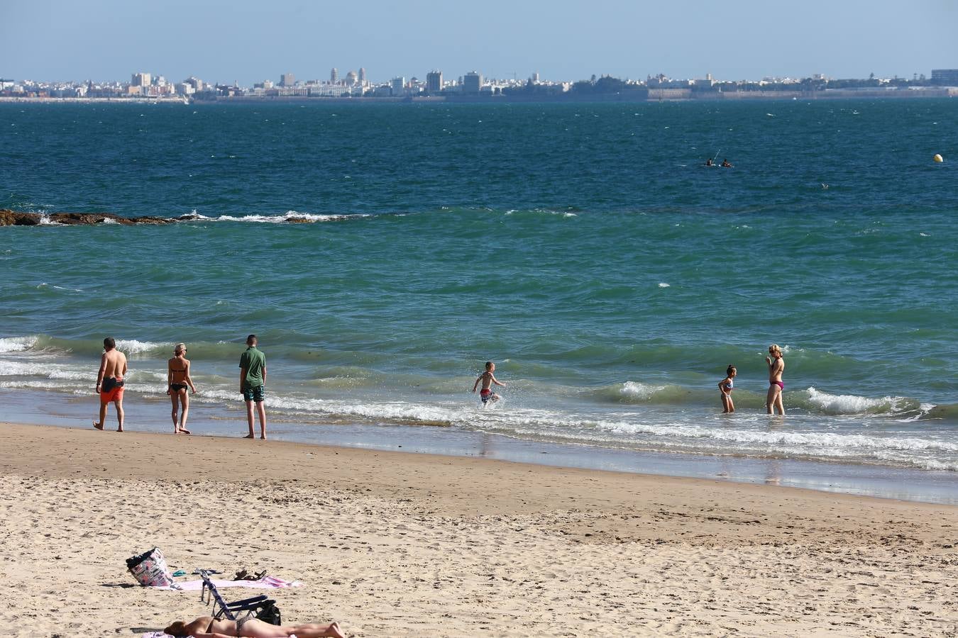 FOTOS: Se levanta la prohibición para baño en la playa de Fuentebravía