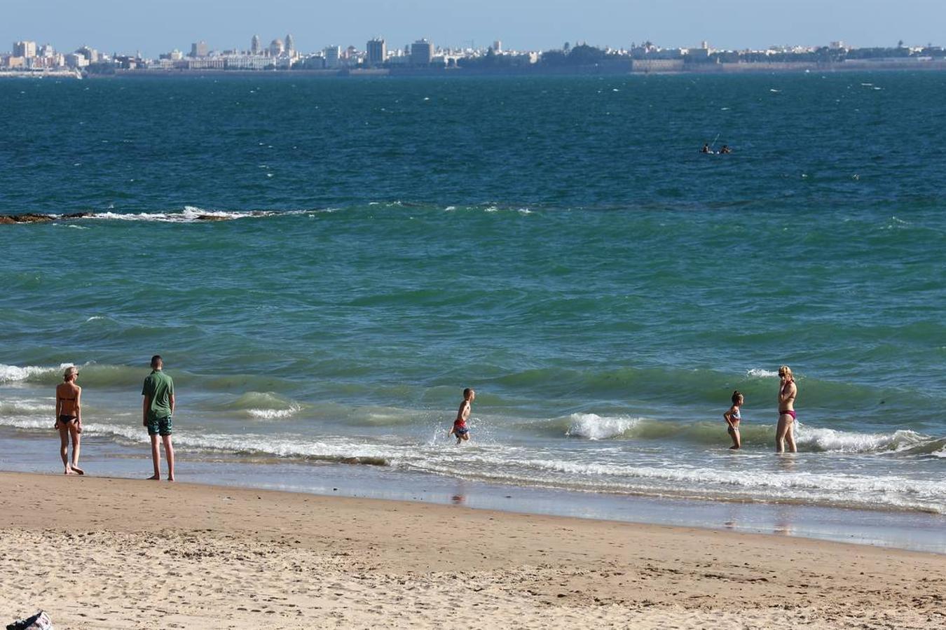 FOTOS: Se levanta la prohibición para baño en la playa de Fuentebravía