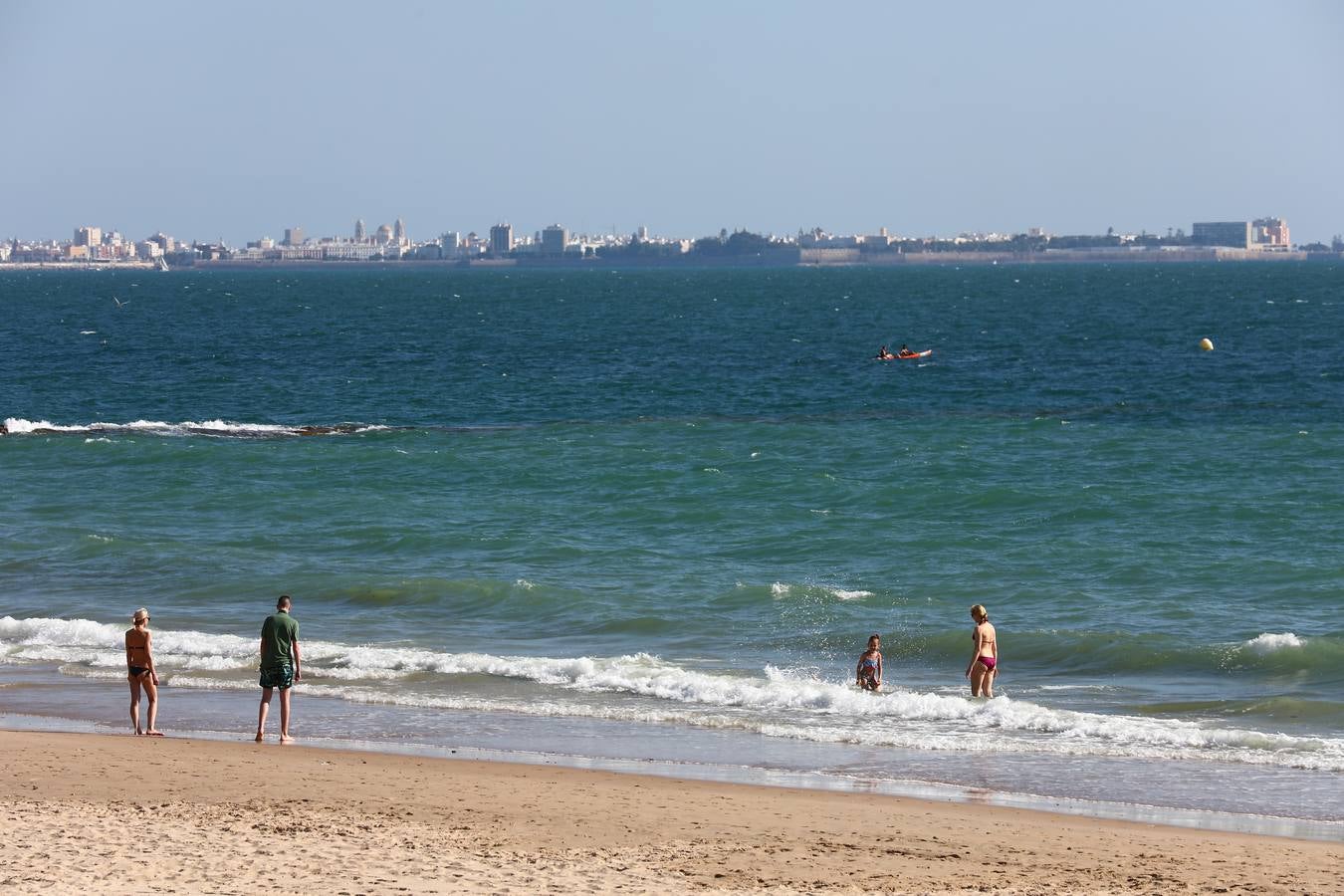 FOTOS: Se levanta la prohibición para baño en la playa de Fuentebravía