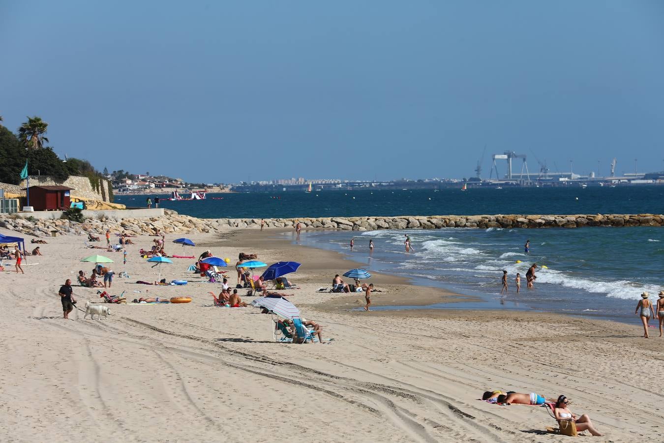 FOTOS: Se levanta la prohibición para baño en la playa de Fuentebravía