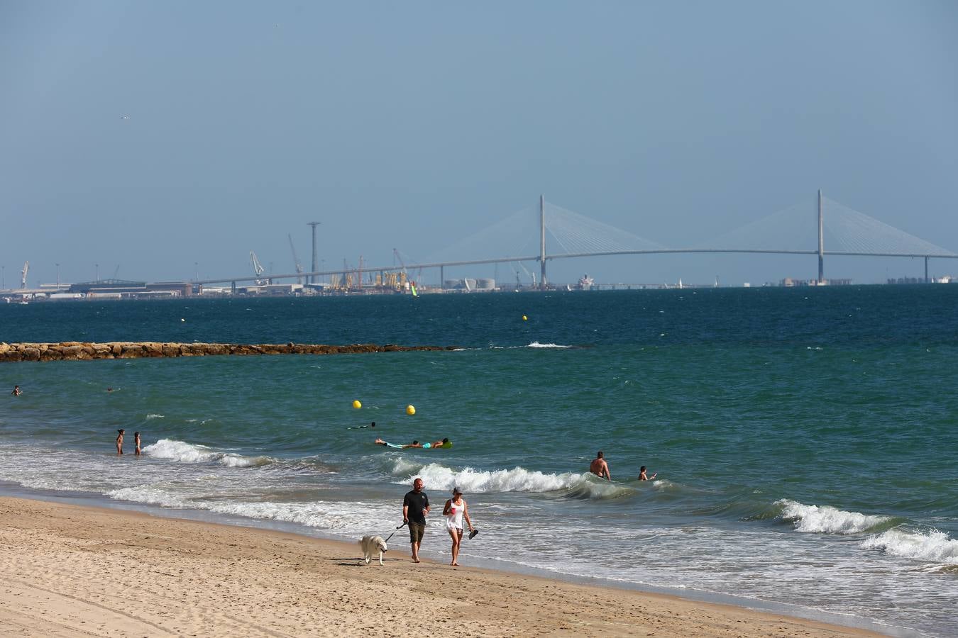 FOTOS: Se levanta la prohibición para baño en la playa de Fuentebravía