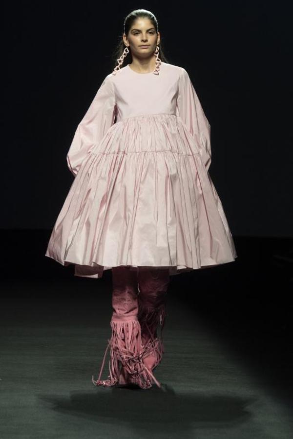 Vestido de grandes volúmenes de Becomely. 