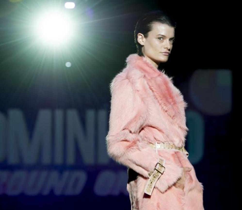 Abrigo de pelo en rosa palo de Dominnico. 