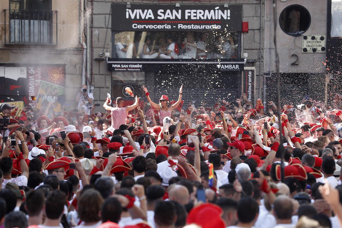 Al unísono han dado inicio a las fiestas al grito de: «Pamplonesas, pamploneses, viva San Fermín».