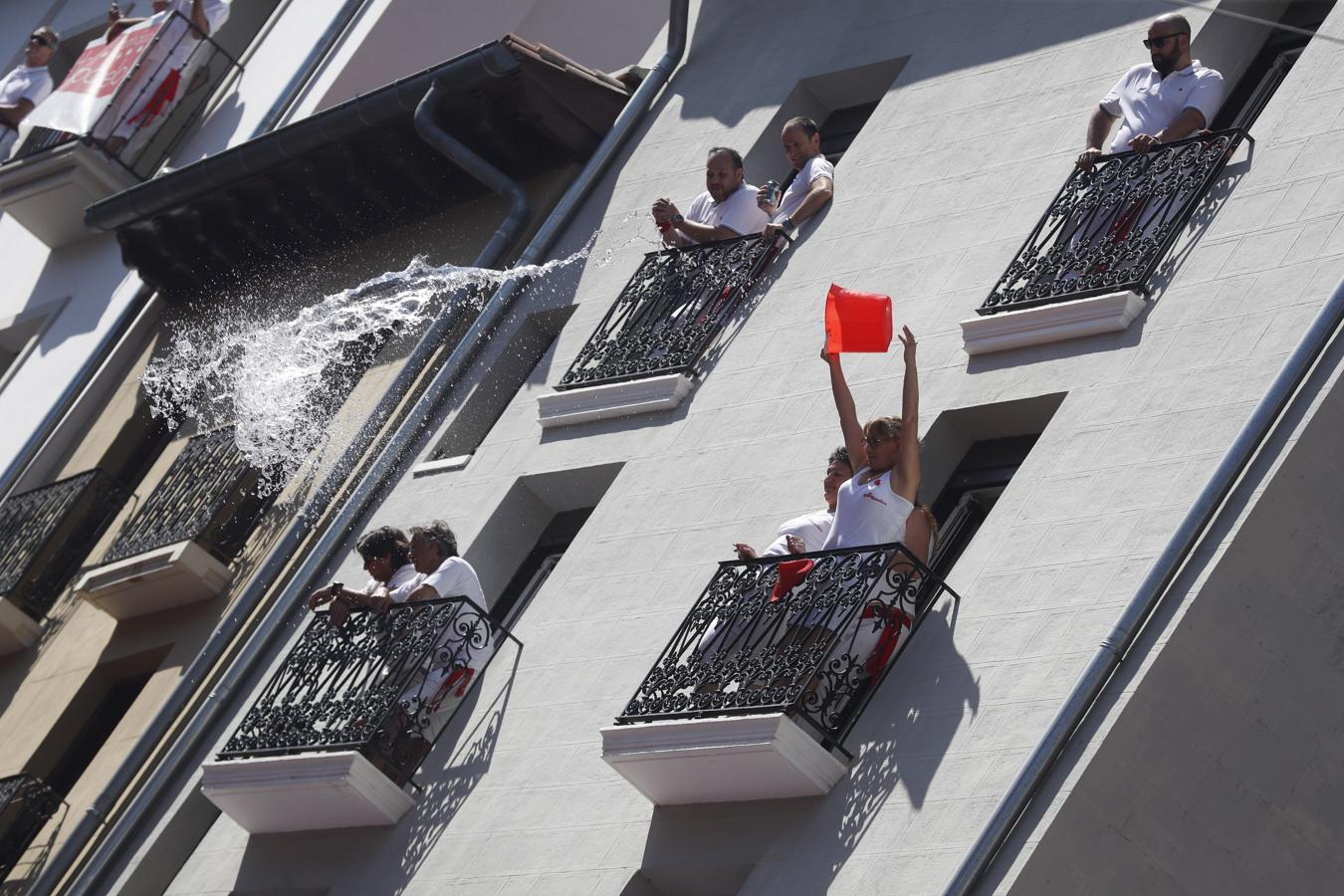 Algunos vecinos han lanzado agua para hacer más soportables las altas temperaturas.