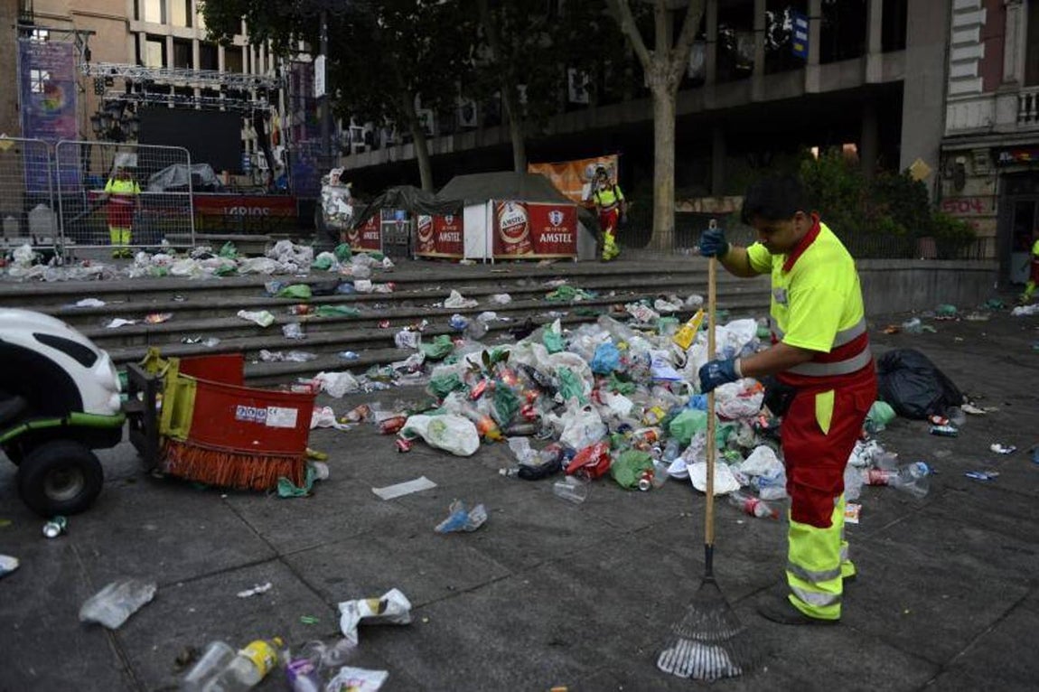 1. La Plaza del Rey, escenario de los conciertos programados en el Orgullo Gay, ha sido una de las más afectadas por la suciedad acumulada esta madrugada