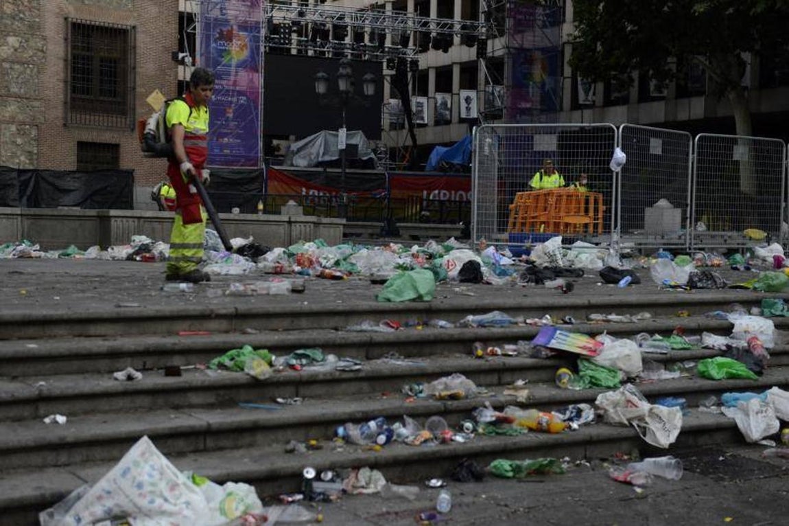 3. Los operarios municipales han tenido que recurrir a sopladores para amontonar los miles de kilos de basura que había esparcidos por las calles del centro de Madrid. Los vecinos han sufrido el molesto ruido que genera este tipo de maquinaria