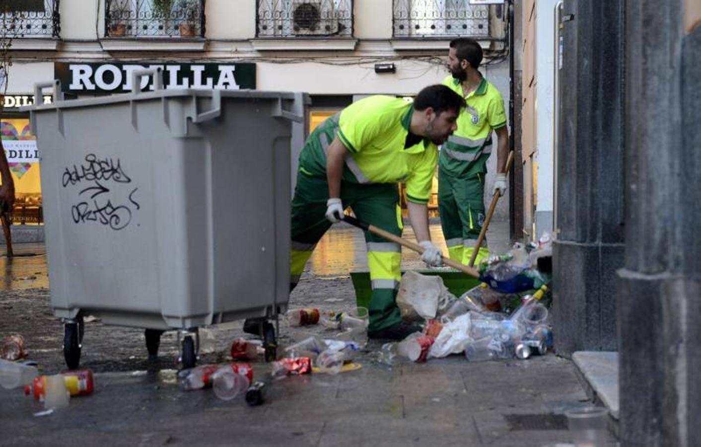 8. Operarios retirando basura de la plaza de Chueca, a primera hora de este domingo