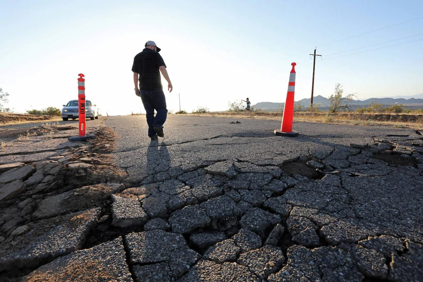 Grietas abiertas en una carretera tras el potente terremoto de California. 