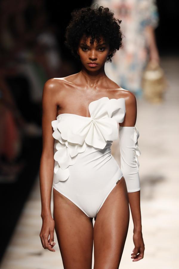 El desfile de Dolores Cortés en la MBFW, en imágenes