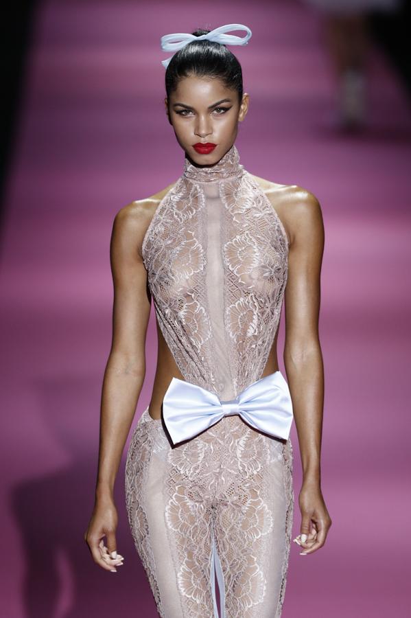 Andrés Sardá, derroche de sensualidad en la MBFW