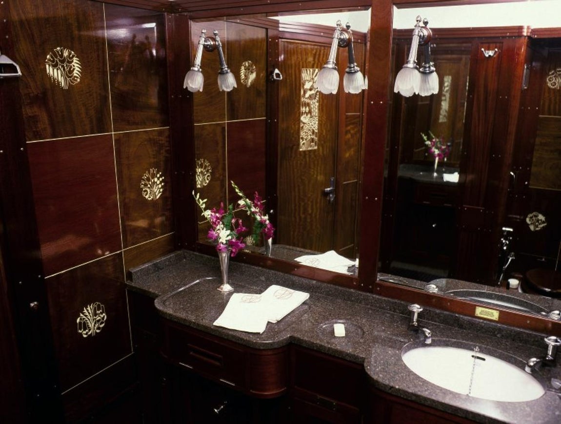 Venice Orient Express. Las suites más lujosas cuentan con amplios cuartos de baño para que los viajeros puedan disfrutar cada parada sin perder un ápice de privacidad