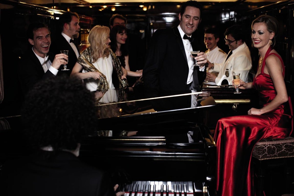 Venice Orient Express. Entre sus vagones hay una sala de fiestas, comedores, salones, restaurantes y comedores para que el viaje trascurra en un ambiente social apropiado