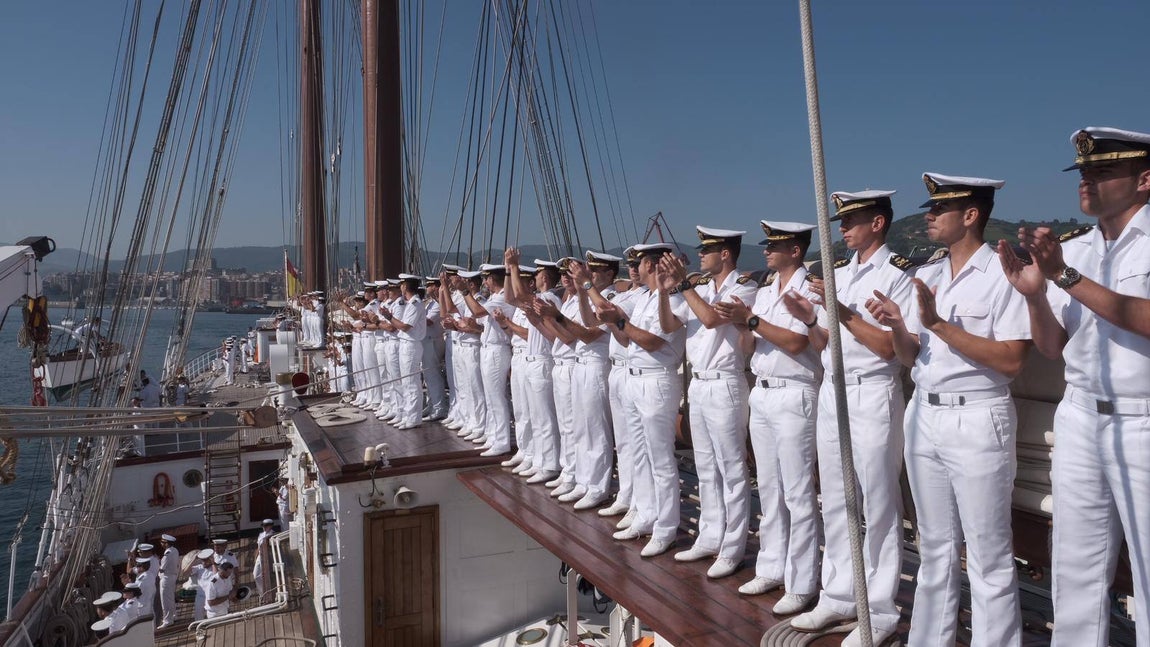 FOTOS: Elcano leva anclas tras recibir a miles de personas en Getxo