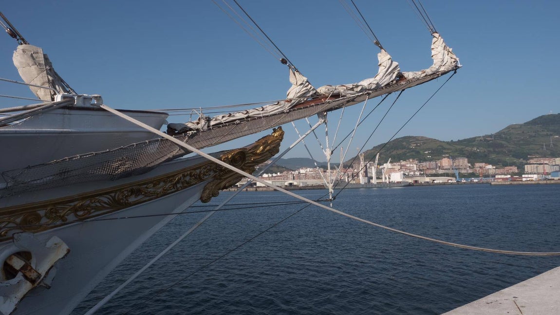FOTOS: Elcano leva anclas tras recibir a miles de personas en Getxo
