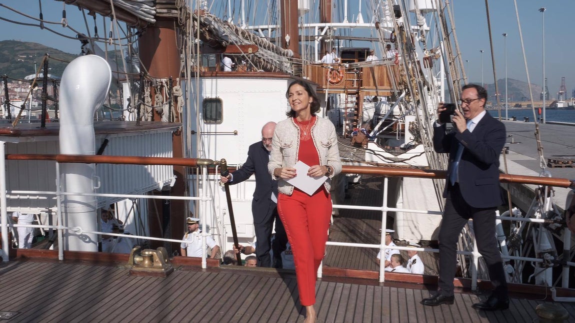 FOTOS: Elcano leva anclas tras recibir a miles de personas en Getxo
