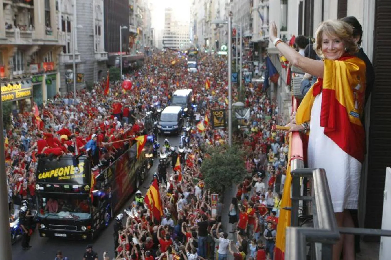 La por entonces presidenta de la Comunida de Madrid, Esperanza Aguirre, asomada a un balcón para ver el paso del autobús de la Selección. 