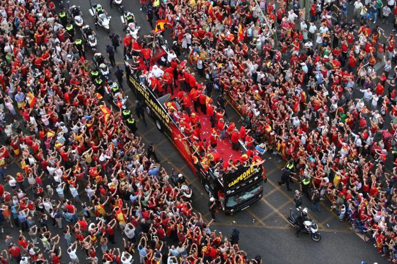 Miles de personas recibieron a los jugadores en las calles de Madrid. 