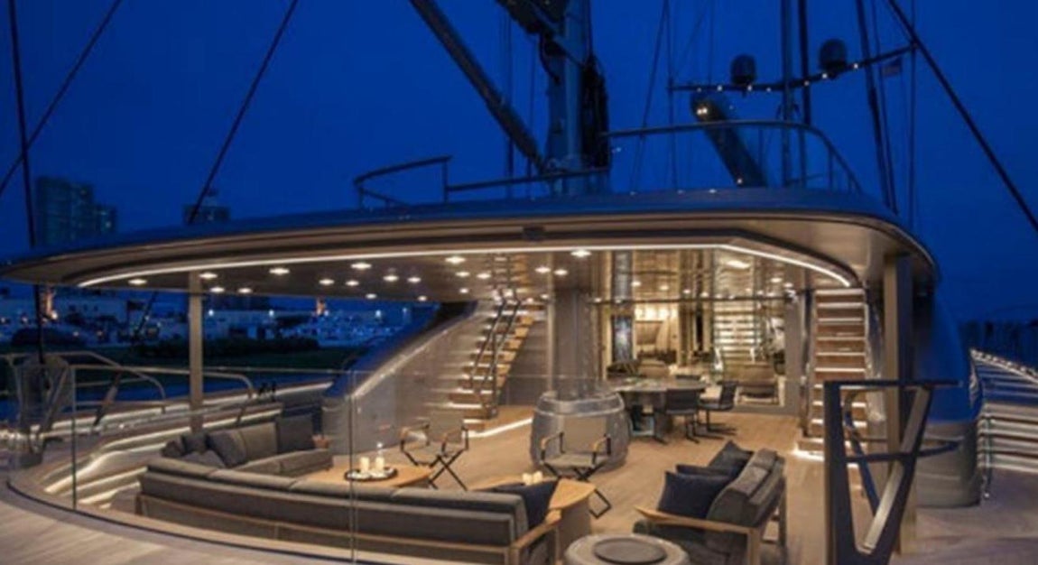 Badis 1. Estuvo disponible para el alquiler durante una corta temporada, desde que su antiguo propietario decidiera ponerlo a la venta hasta que lo compró Mohammed VI. En la web de arrendamiento lo describían así: "Elegante cuando está anclado y emocionante mientras está en marcha, el yate de vela SYBARIS ofrece a sus huéspedes una experiencia totalmente único"