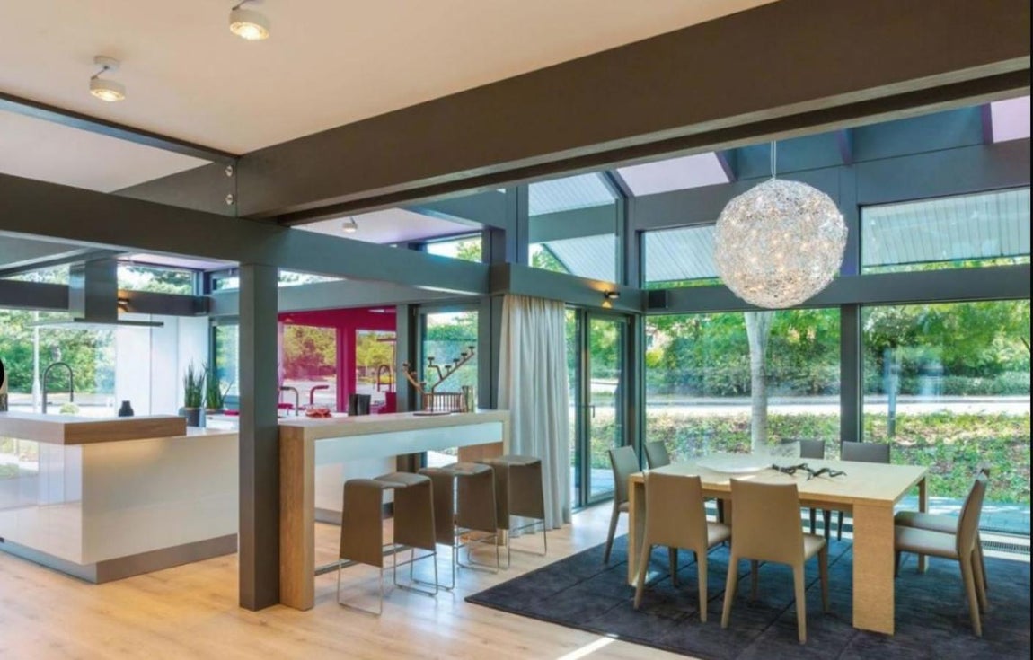 Londres. La vivienda está en plena campiña inglesa y tiene 5 dormitorios y 6 cuartos de baño