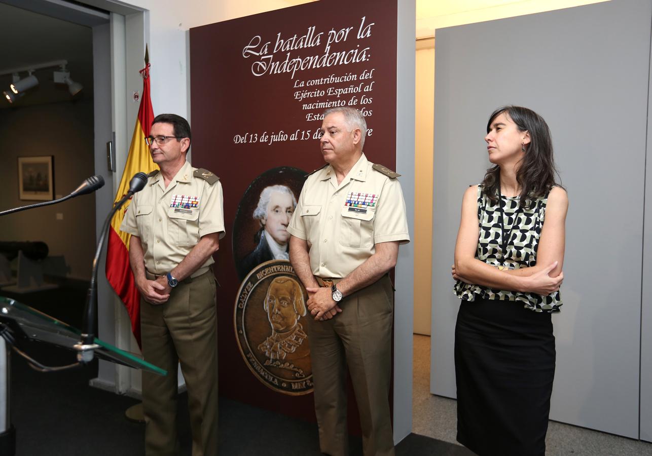 la comisaria de esta exposición, Ainhoa López, (a la derecha) ha explicado a los medios de comunicación la importancia de las piezas expuestas en esta muestra. 