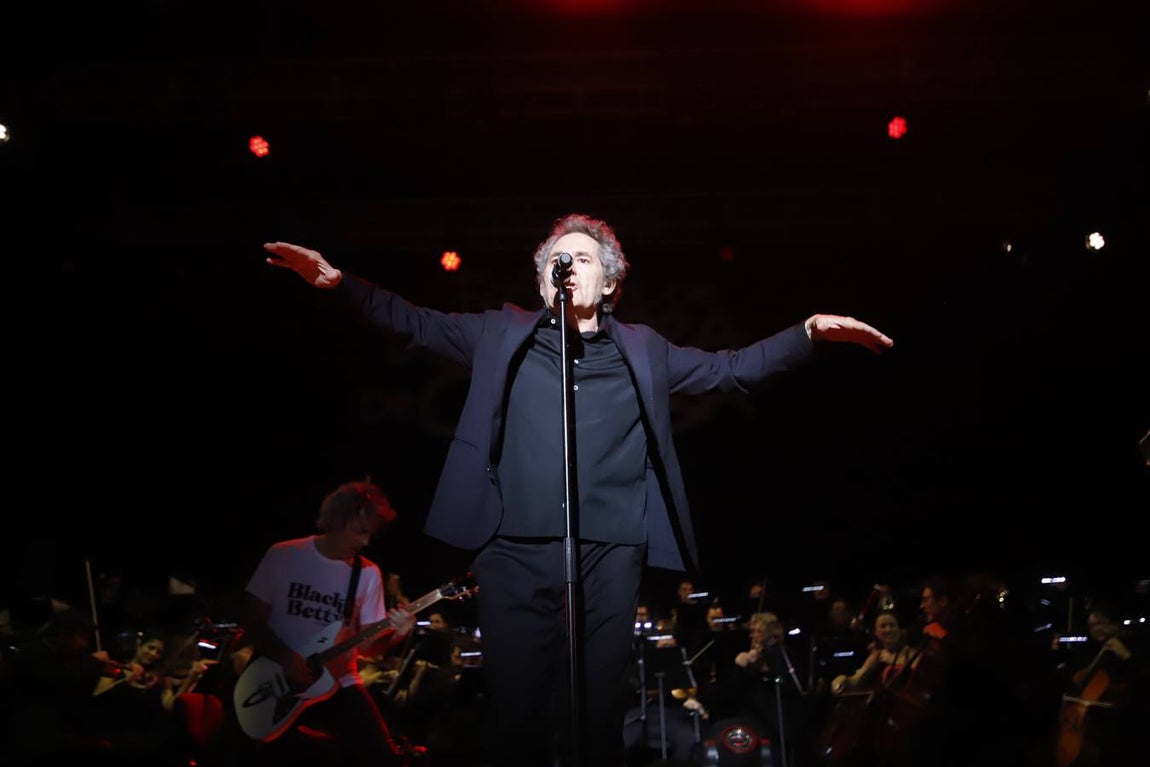 Miguel Ríos cierra el Festival de la Guitarra de Córdoba con su «rock sinfónico»