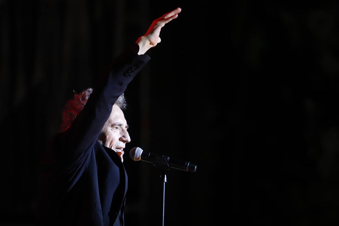 Miguel Ríos cierra el Festival de la Guitarra de Córdoba con su «rock sinfónico»