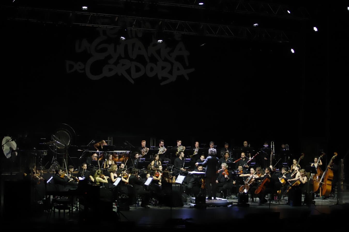 Miguel Ríos cierra el Festival de la Guitarra de Córdoba con su «rock sinfónico»