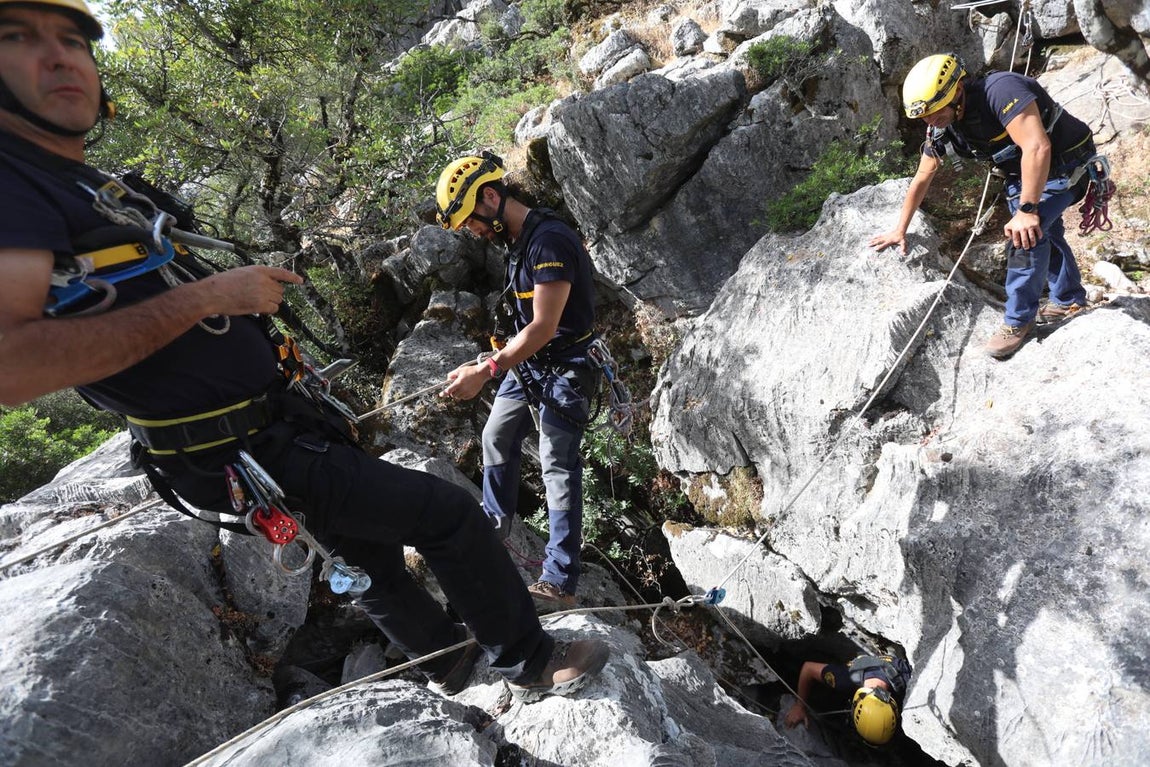 FOTOS: El Grupo de Rescate en Montaña de Bomberos de Cádiz, en acción