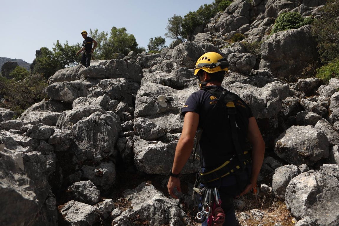 FOTOS: El Grupo de Rescate en Montaña de Bomberos de Cádiz, en acción