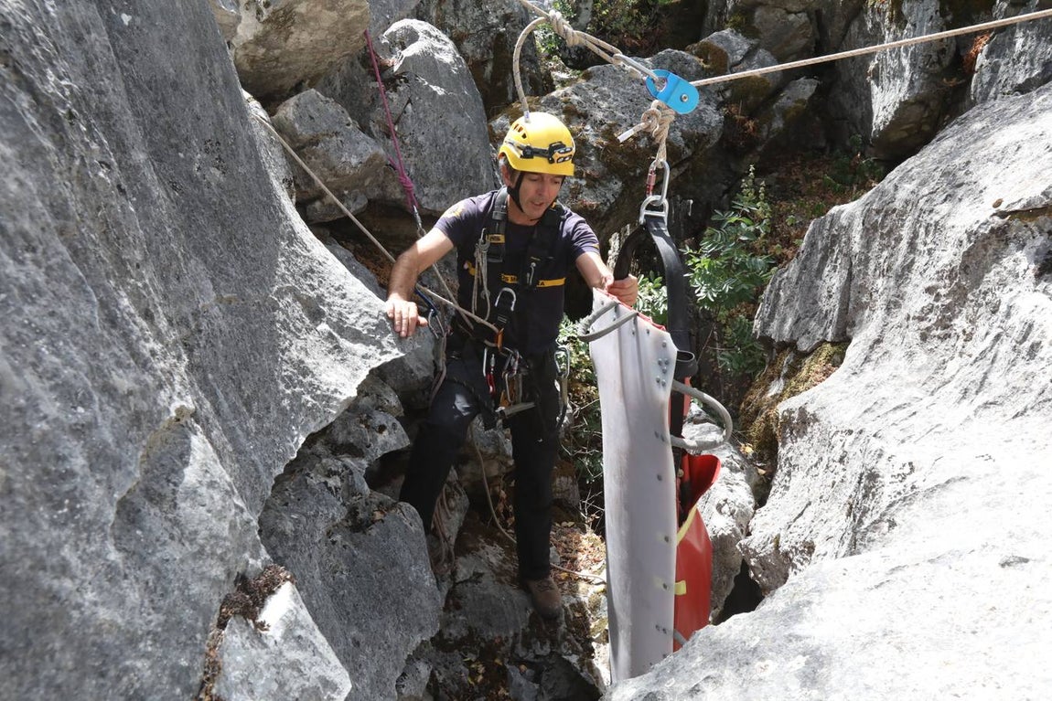 FOTOS: El Grupo de Rescate en Montaña de Bomberos de Cádiz, en acción