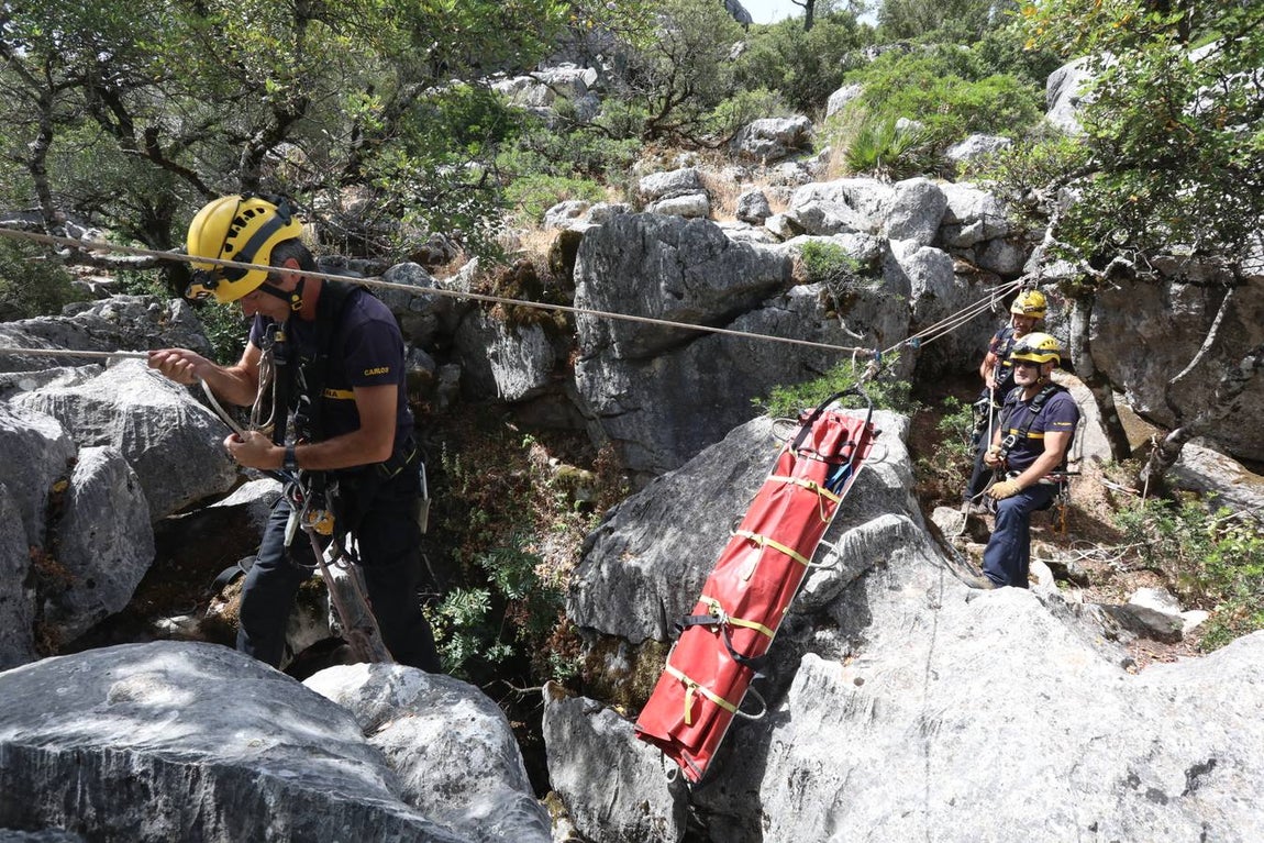 FOTOS: El Grupo de Rescate en Montaña de Bomberos de Cádiz, en acción
