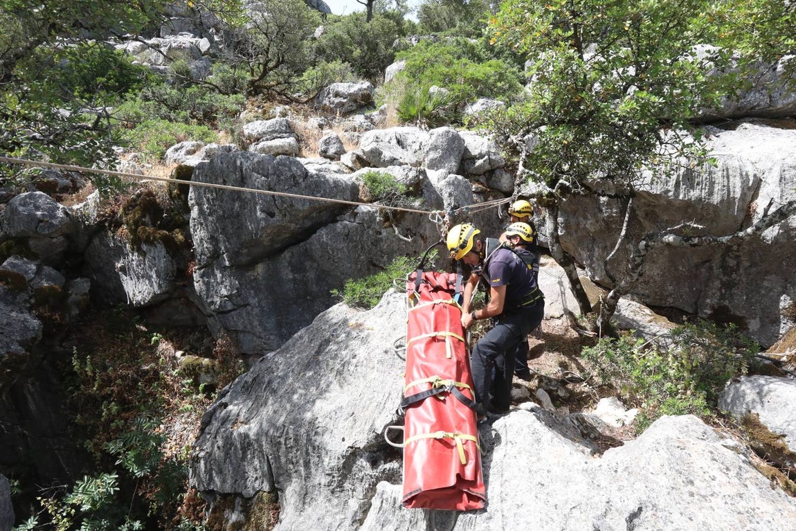 FOTOS: El Grupo de Rescate en Montaña de Bomberos de Cádiz, en acción