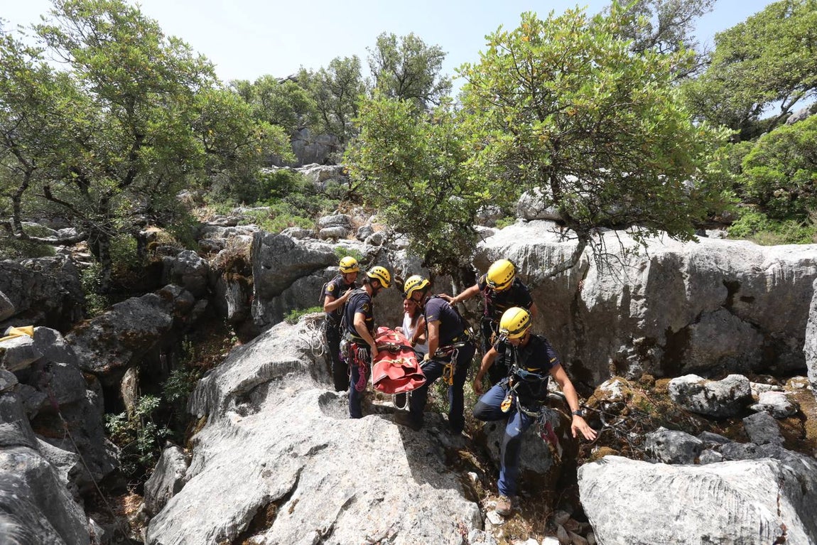 FOTOS: El Grupo de Rescate en Montaña de Bomberos de Cádiz, en acción