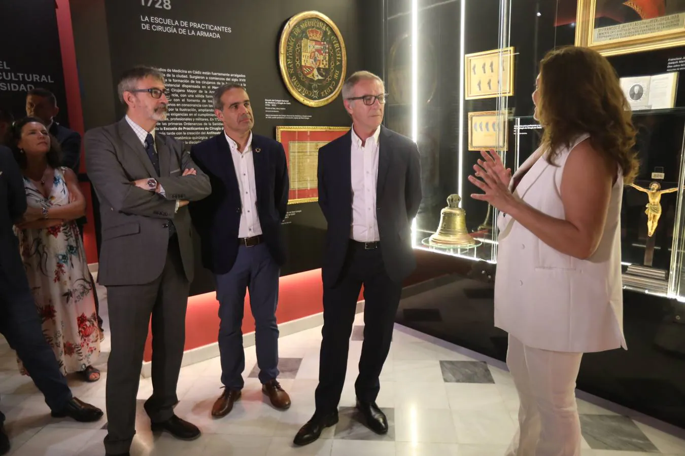 FOTOS: José Guirao y Francisco Piniella visitan varias exposiciones en Cádiz