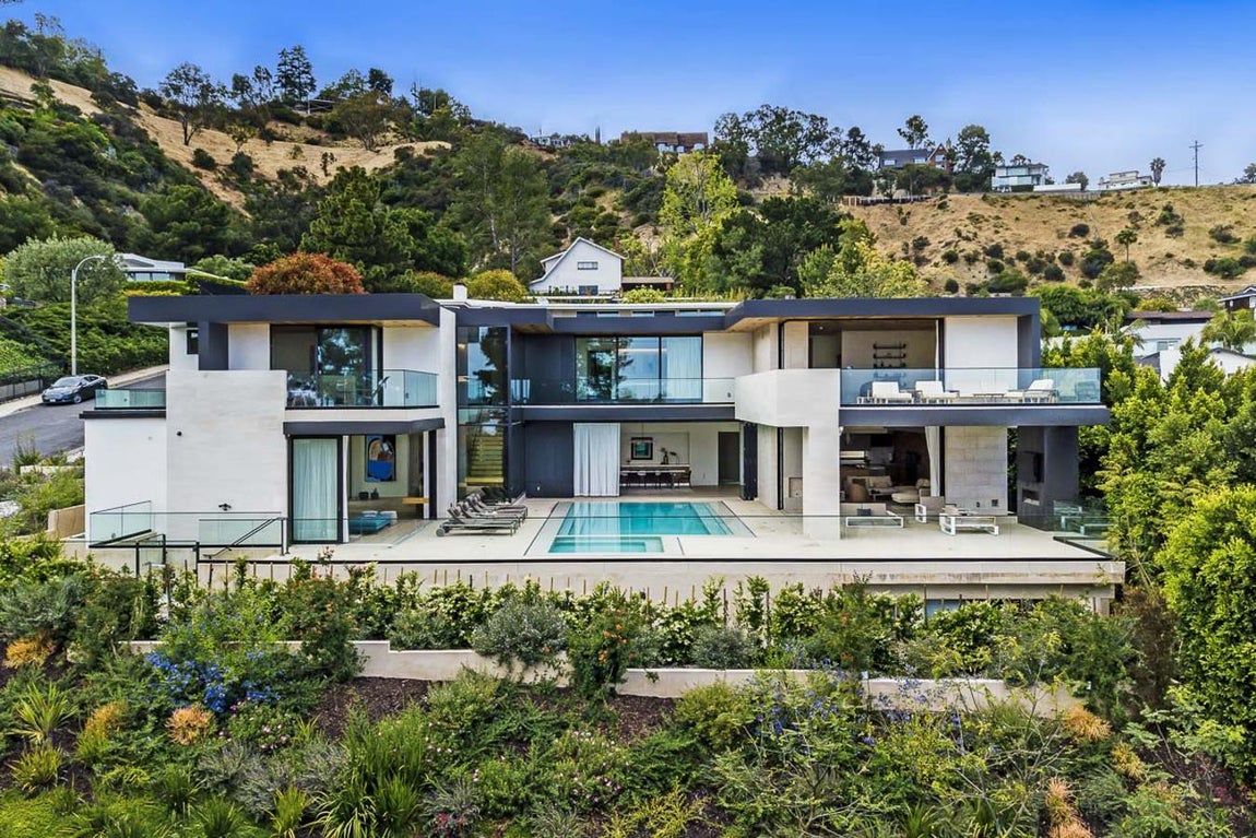 Fachada de la vivienda. Cuando se pone a la venta una vivienda suele ocurrir que si una celebridad ha vivido en ella, el precio de la casa se dispara y sube como la espuma. Sin embargo, eso no es lo que ha ocurrido esta vez. Al parecer, Michelle Obama ha alquilado durante dos días una mansión en Hollywood Hills, Los Ángeles, California, y aunque en un primer momento la casa estaba a la venta por casi 31 millones de euros, acaba de bajar el precio hasta los 20,4 millones de euros.